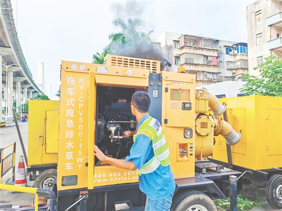 江門城管針對性前置8臺抽水泵車至防汛一線，確保積水出現(xiàn)時能快速響應(yīng)。蔡昭璐