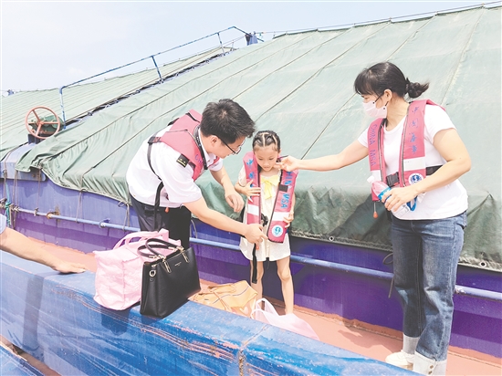 江門開平海事處及時將船上人員撤離至岸上安全地帶。