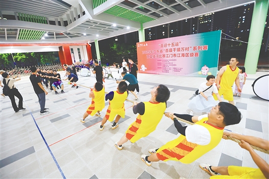 賽場(chǎng)上，隊(duì)員們拼盡全力，比賽氛圍緊張刺激。