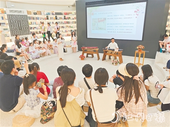 活動(dòng)通過(guò)古琴演奏、經(jīng)典誦讀、家風(fēng)宣講等形式，為市民帶來(lái)沉浸式的文化體驗(yàn)，助力“悅讀開平”建設(shè)。