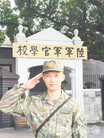 黃永陽曾是空軍機(jī)務(wù)兵，如今是開平市農(nóng)業(yè)科學(xué)研究所技術(shù)員，在田野間續(xù)寫“守護(hù)”的故事。