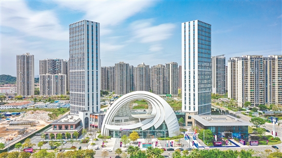 “灣區(qū)之眼”商業(yè)區(qū)的開業(yè)填補了濱江新區(qū)商業(yè)板塊的空缺。