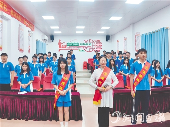 怡霖學(xué)校實(shí)行道德班長(zhǎng)制度，推動(dòng)班級(jí)開啟自我管理新征程。