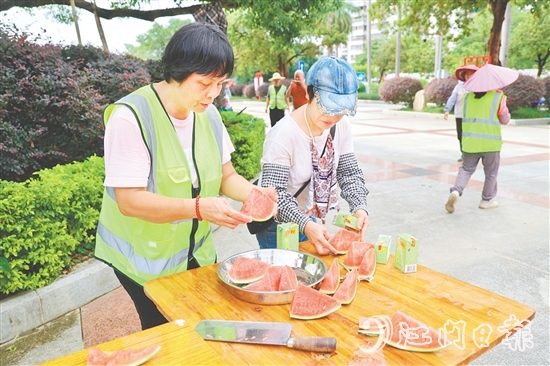 環(huán)衛(wèi)工人收到西瓜和清涼飲料。