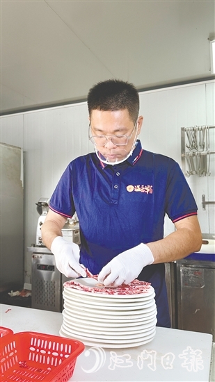 餐館繁忙時，溫偉文也會親自上陣。