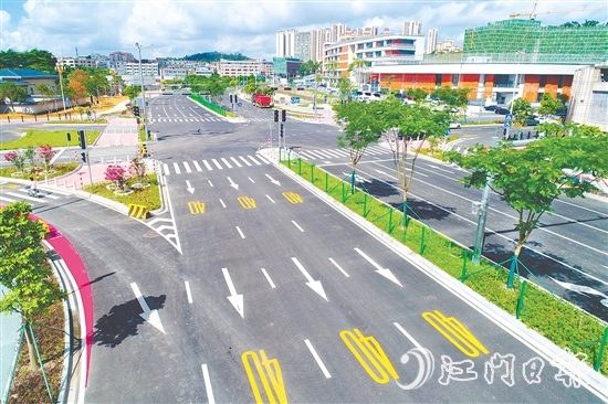 鶴山市大力推動(dòng)康寧路、朗和路、詠春路、匯源新都道路等多項(xiàng)城市道路建設(shè)工程，聚焦解決新開(kāi)發(fā)建設(shè)小區(qū)居民的交通出行，以及局部區(qū)域交通擁堵、路網(wǎng)結(jié)構(gòu)不完善等問(wèn)題。圖為詠春路。