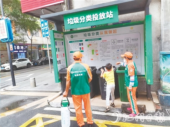 鶴山市大力推進(jìn)垃圾收集點(diǎn)整改工作，讓生活垃圾分類投放更便捷、規(guī)范。