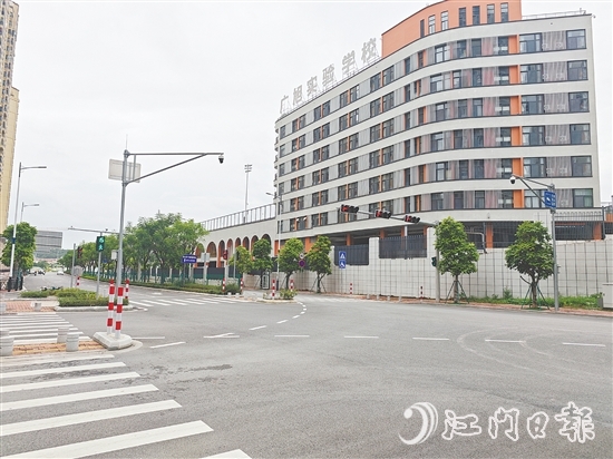 朗和路是前往鶴山市廣旭實(shí)驗(yàn)學(xué)校的重要道路之一，為該校師生提供了良好的出行環(huán)境。