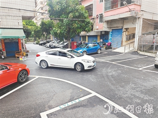 屏苑一區(qū)經(jīng)過(guò)升級(jí)改造，小區(qū)內(nèi)部道路全部鋪設(shè)瀝青，停車位用清晰標(biāo)線劃分。