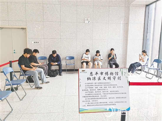 恩平市博物館為市民和游客打造一處“清涼港灣”。