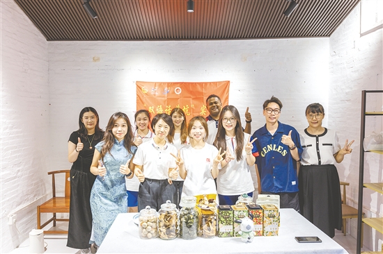 五邑大學的“雙語話茶坑”實踐團利用雙語直播為新會區(qū)茶坑村的鄉(xiāng)土特產(chǎn)打開銷路。