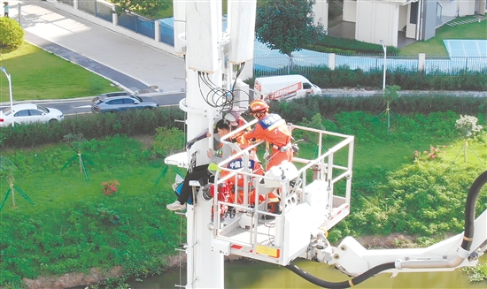 消防員通過架設(shè)78米登高平臺消防車，迅速登頂開展救援。