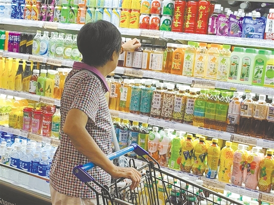 各大超市、便利店的貨架醒目位置上擺放著瓶裝草本茶飲。