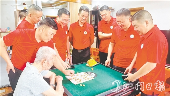 長沙商會會員與老兵下象棋。