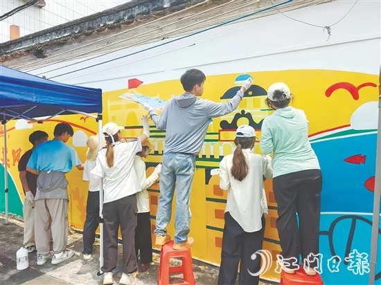 隨著“墨韻筑鄉(xiāng)”突擊隊員們的畫筆落下，三埠街道三圍村的墻面逐漸煥發(fā)出新的光彩。受訪者供圖