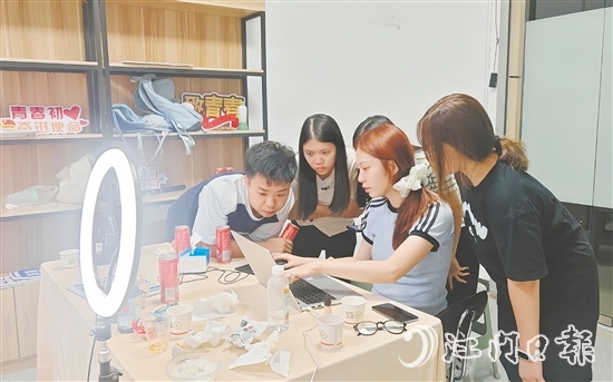 為推廣好開平本地農(nóng)產(chǎn)品，“赤貨先鋒隊”隊員們編寫直播腳本，反復(fù)打磨話術(shù)，確保直播效果良好。受訪者供圖