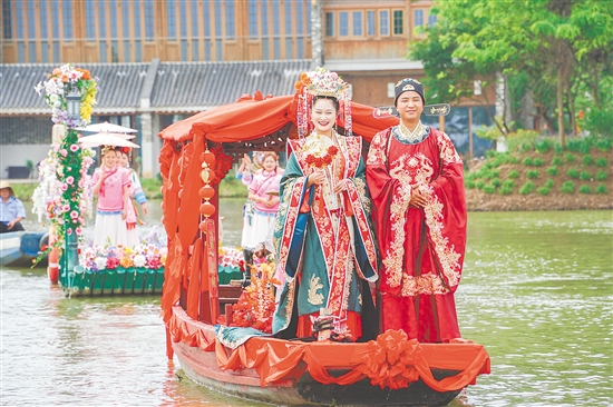 《嶺南水上婚禮》讓游客沉浸式體驗(yàn)“花船迎親、拜堂成禮”的傳統(tǒng)風(fēng)俗。