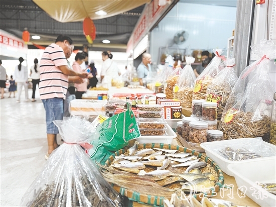游客紛紛到海鮮特產(chǎn)市場挑選海味。