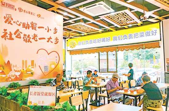 益民大眾自助食堂是蓬江區(qū)“益食堂”長者飯?zhí)蒙鐣?huì)化運(yùn)行試點(diǎn)，進(jìn)一步擴(kuò)大了老年助餐服務(wù)供給。劉淑君