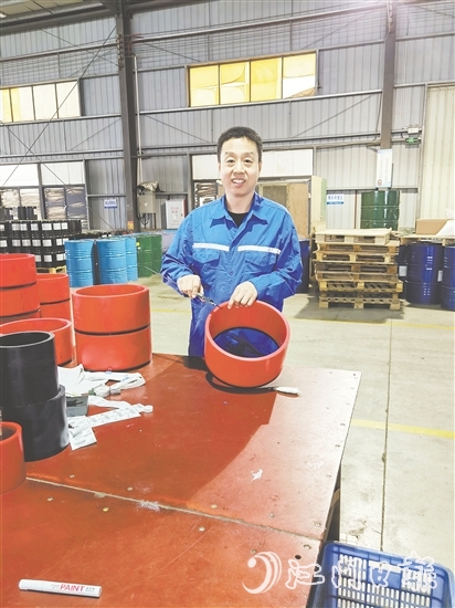 張欣釗展示成品。