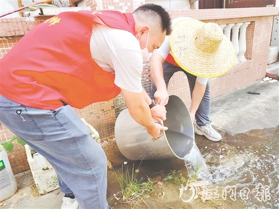 址山鎮(zhèn)黨員干部翻盆倒罐清積水。