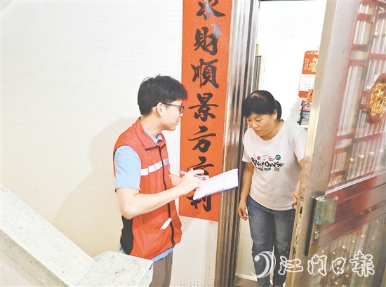 黨員干部上門(mén)入戶(hù)，耐心向群眾講解蚊媒傳染病預(yù)防知識(shí)。