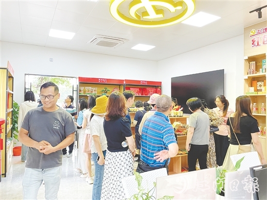 游客可以在霄南鮮卑古村落黨群服務中心購買霄南村出品的特色商品。