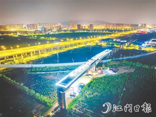 昨日凌晨，珠肇高鐵跨南車路特大橋T構(gòu)橋順利完成轉(zhuǎn)體作業(yè)。