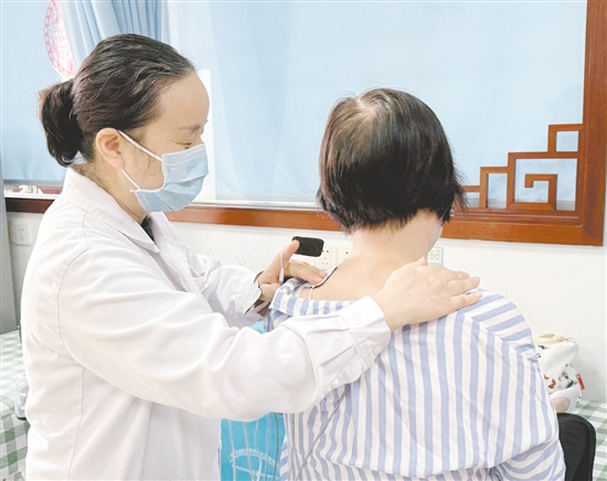 “中醫(yī)特色療法中心”為患者提供“一站式”傳統(tǒng)療法服務(wù)。