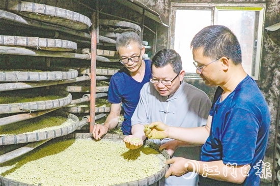 陳杰（中）深耕調(diào)味品行業(yè)30年，帶領(lǐng)團(tuán)隊(duì)攻克多個技術(shù)難題，為企業(yè)發(fā)展打下堅實(shí)基礎(chǔ)。