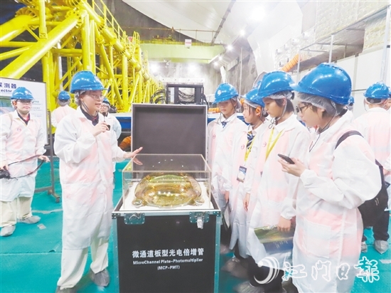 學(xué)生們步入直徑35米的球形探測器核心區(qū)，聆聽廣東省研學(xué)旅行協(xié)會研學(xué)導(dǎo)師賴茵茵講述江門中微子實(shí)驗(yàn)室建設(shè)過程中的故事。