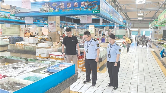 市場監(jiān)管部門加強對農(nóng)貿(mào)市場、藥店等重點場所的監(jiān)管，織密織牢“防蚊網(wǎng)”。