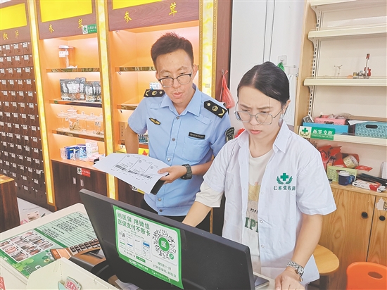 市場監(jiān)管部門加強對農(nóng)貿(mào)市場、藥店等重點場所的監(jiān)管，織密織牢“防蚊網(wǎng)”。