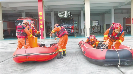 江門消防調(diào)派5車20人，攜8艘舟艇、150件（套）救援裝備前往臺(tái)山前置備勤。