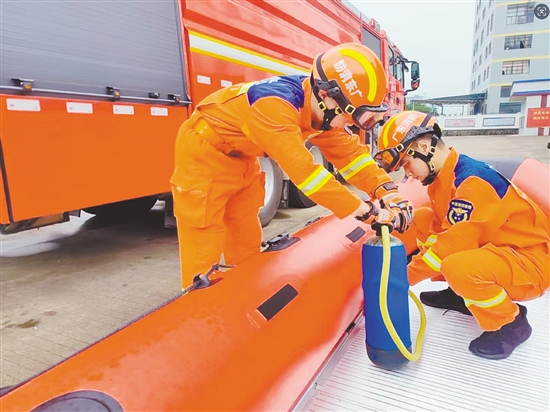 江門消防調(diào)派5車20人，攜8艘舟艇、150件（套）救援裝備前往臺(tái)山前置備勤。