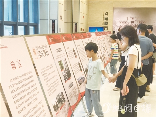 市民參觀展覽，從英雄事跡中汲取愛(ài)國(guó)愛(ài)鄉(xiāng)的精神力量。