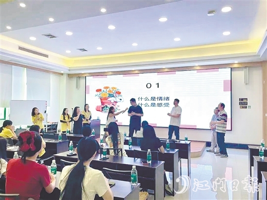 活動(dòng)中，職工通過(guò)游戲掌握心理調(diào)節(jié)方法。
