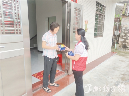 黨員志愿者為群眾免費(fèi)發(fā)放防蚊滅蚊物資。