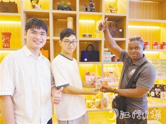 外國(guó)游客點(diǎn)贊臺(tái)山特色文創(chuàng)產(chǎn)品。