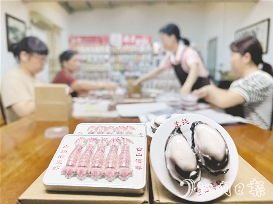 海鮮與美食主題文創(chuàng)新品將臺(tái)山蠔的飽滿(mǎn)、瀨尿蝦的靈動(dòng)濃縮于方寸之間。