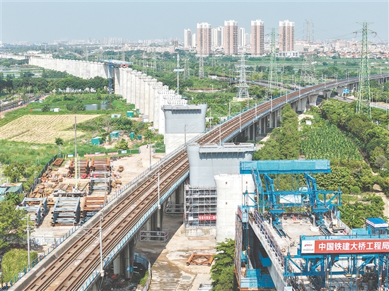 鋼墩柱吊裝作業(yè)的圓滿完成，為鋼桁梁上跨廣珠城際鐵路施工奠定基礎(chǔ)。