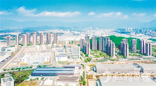 鶴山以產(chǎn)業(yè)發(fā)展為核心，持續(xù)壯大縣域經(jīng)濟。圖為鶴山工業(yè)城（共和鎮(zhèn)）俯瞰圖。