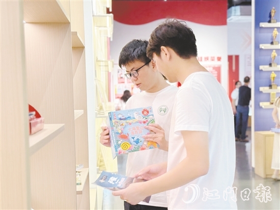 湖北大學(xué)師生走進鶴山龍頭企業(yè)，了解鶴山產(chǎn)業(yè)發(fā)展情況。