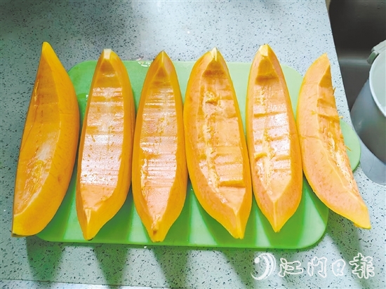 水果木瓜成熟后，果肉呈橙紅色，口感綿軟，冷藏后單獨食用清涼解暑，甜而不膩。