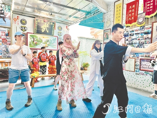 外國青年博主認(rèn)真學(xué)習(xí)各種招式，體驗詠春拳的魅力。梁詩雅