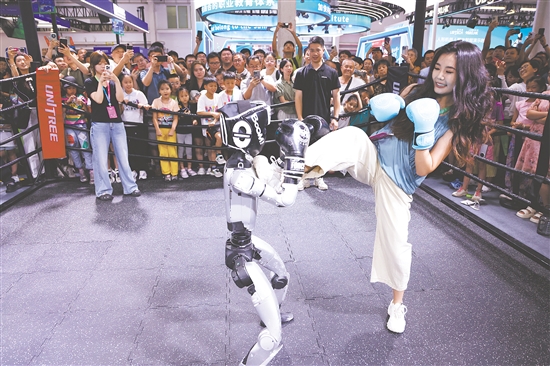 8月8日，宇樹(shù)科技人形機(jī)器人在2025世界機(jī)器人大會(huì)上進(jìn)行格斗表演。新華社發(fā)