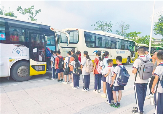 校園定制公交既有效緩解了學(xué)校周邊交通擁堵問題，又切實解決了家長“接送難”的困擾，同時為學(xué)生提供了更加安全可靠的出行保障。