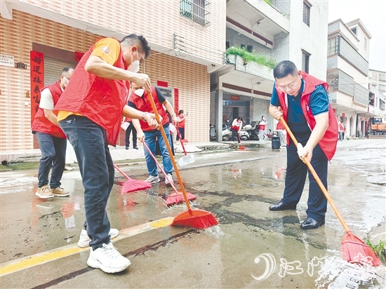 恩平市委統(tǒng)戰(zhàn)部、市新階聯(lián)聯(lián)合牛江鎮(zhèn)在圩鎮(zhèn)開展愛國衛(wèi)生行動。