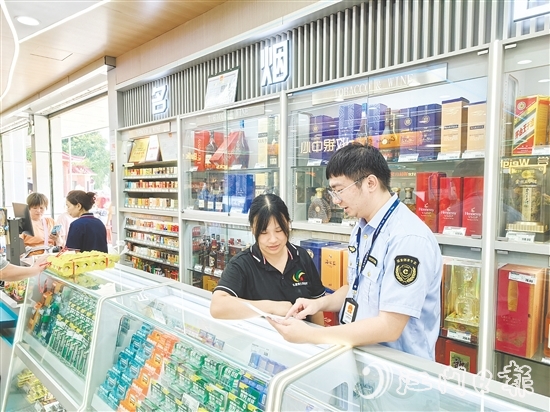 專賣稽查人員開展入戶普法宣傳。