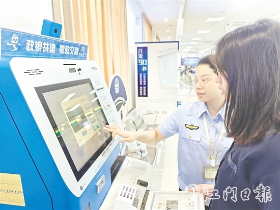恩平煙草在自助終端安排人員駐點(diǎn)，提供“一對(duì)一”幫辦服務(wù)。